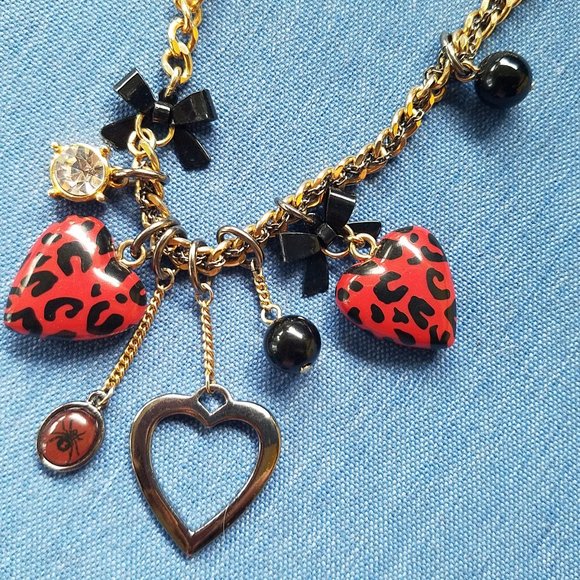 ❤️🕷️🖤Betsey Johnson Red & Black Heart Charm Spider Necklace - GPC🖤🕷️❤️ - Picture 3 of 9